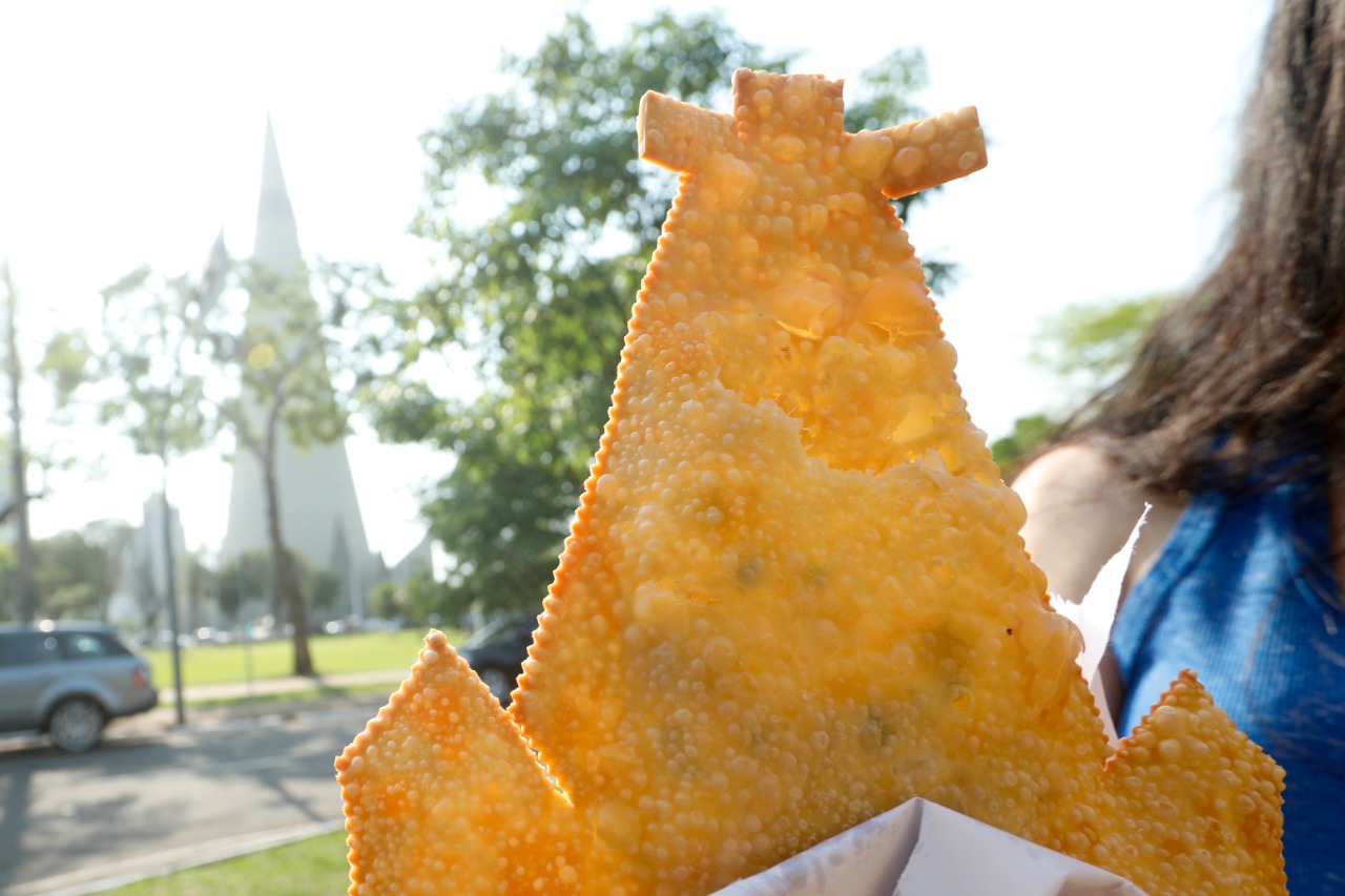 Pastel de feira com formato da Catedral faz sucesso em Maringá