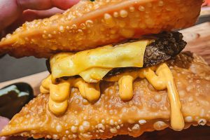 Hambúrguer de pastel chama atenção em Maringá