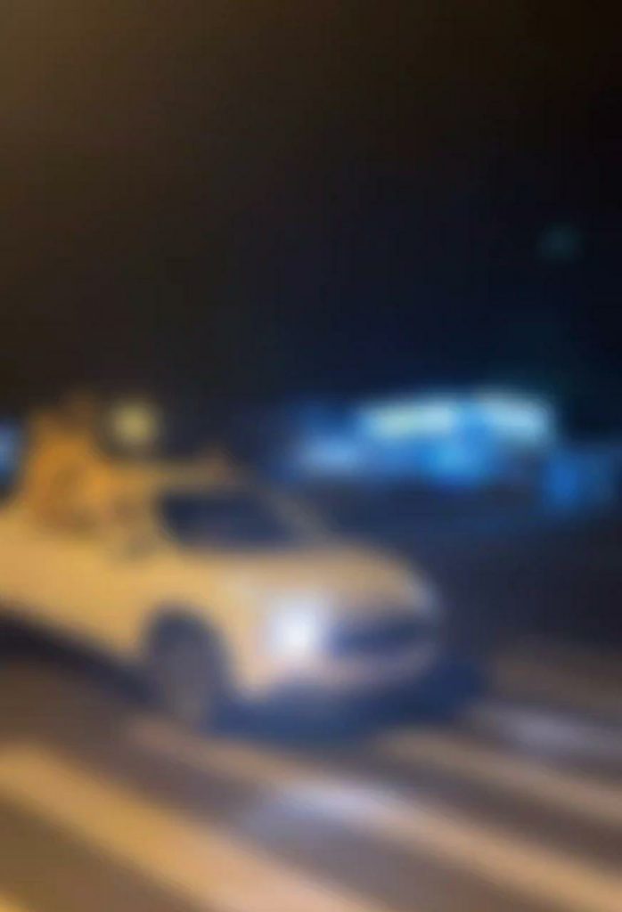 Jovens mostram os seios