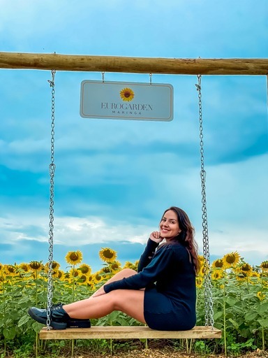 Fotógrafa de Maringá faz sucesso nas redes ao dar dicas de pose e tirar boas fotos no campo de girassóis