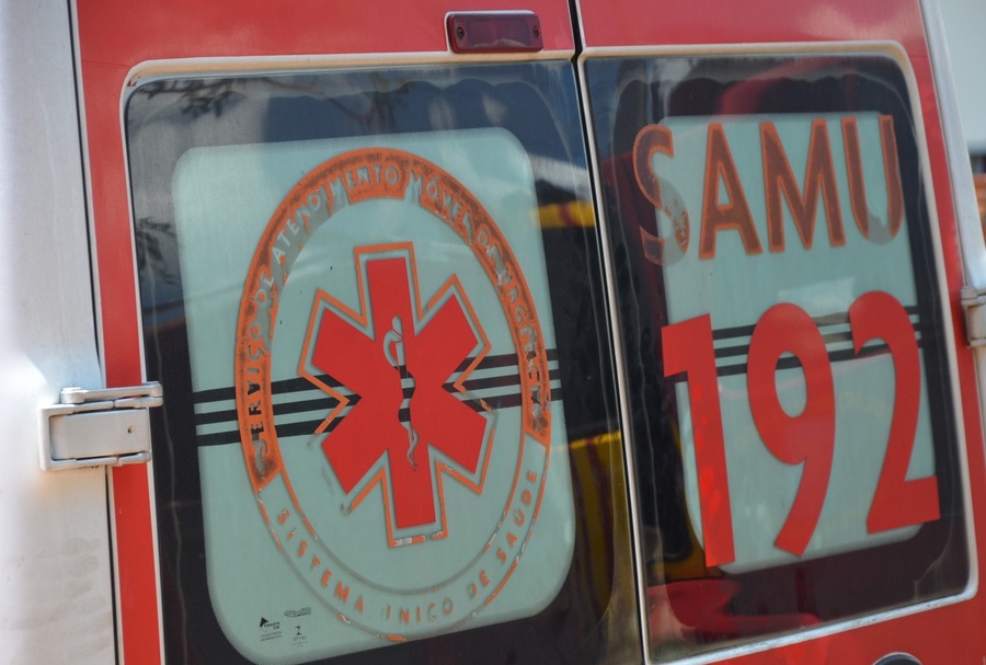 Passageira é socorrida em estado grave após carro capotar em Maringá