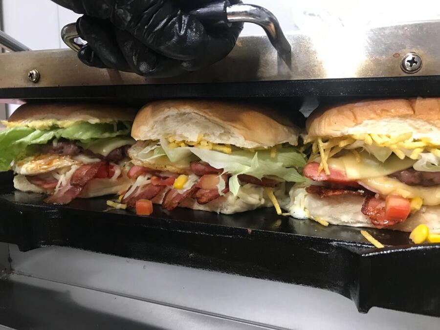 Cachorrão prensado de Maringá faz sucesso na Espanha; mas sem maionese verde