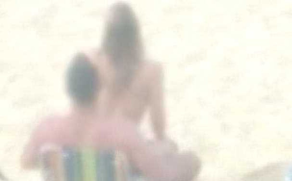 Casal é flagrado fazendo sexo em praia de Santa Catarina em plena luz do dia.