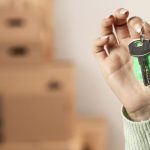 close-up-mao-segurando-as-chaves-dentro-de-casa