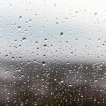 imagem-do-close-up-de-uma-janela-em-um-dia-chuvoso-gotas-de-chuva-rolando-pela-janela