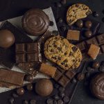 variedade-de-chocolate-e-bolachas