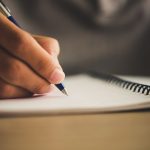 dedos-note-relatorio-jornalista-enchimento_1150-1044