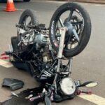 camera-registra-momento-em-que-motociclista-bate-em-carro-e-arremessado-e-cai-apos-passar-por-cima-do-veiculo-em-maringa-transformed