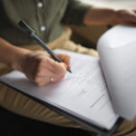 motorista-profissional-de-alto-angulo-em-caminhao