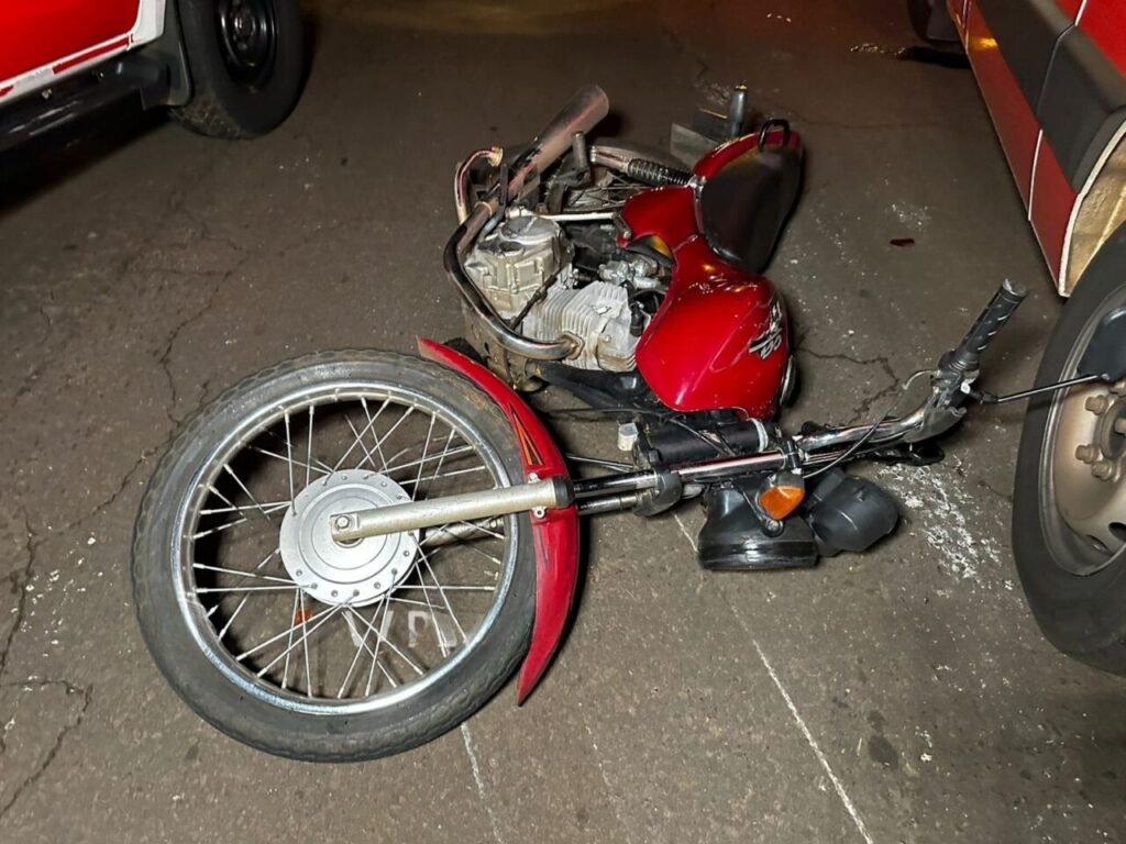 mulher-fica-ferida-apos-bater-moto-em-carro-estacionado-em-maringa-9-transformed