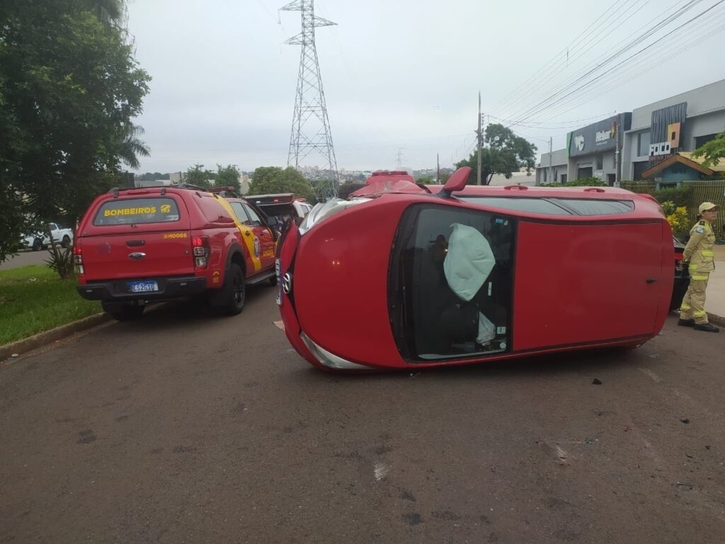 carro-capota-apos-colisao-em-maringa-camera-de-seguranca-registra-acidente-transformed