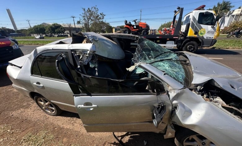 carro-fica-destruido-apos-colisao-traseira-com-caminhao-na-pr-317-em-maringa-8-780×470-transformed