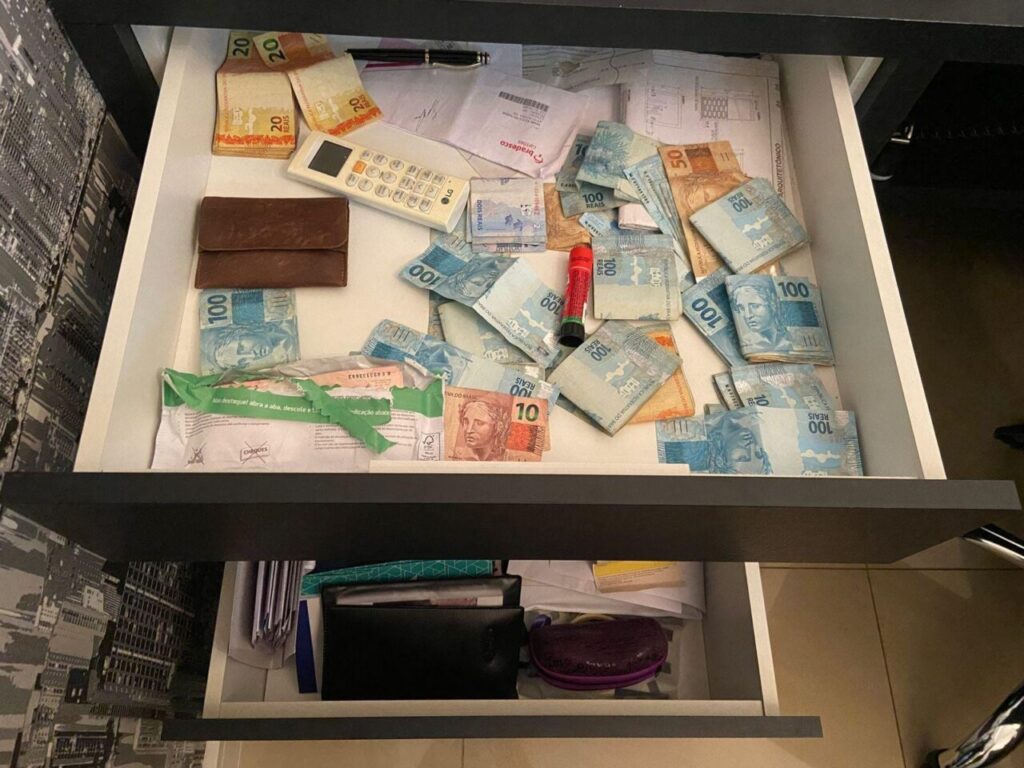 gaeco-de-maringa-cumpre-16-mandados-em-operacao-contra-lavagem-de-dinheiro-a-partir-de-comercio-de-produtos-eletronicos-pela-internet-3