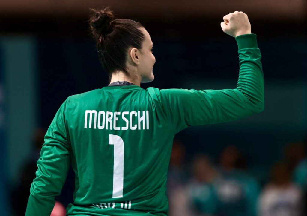 Gabi Moreschi foi destaque na vitória do Brasil no handebol feminino. FOTO: Gaspar Nóbrega/COB