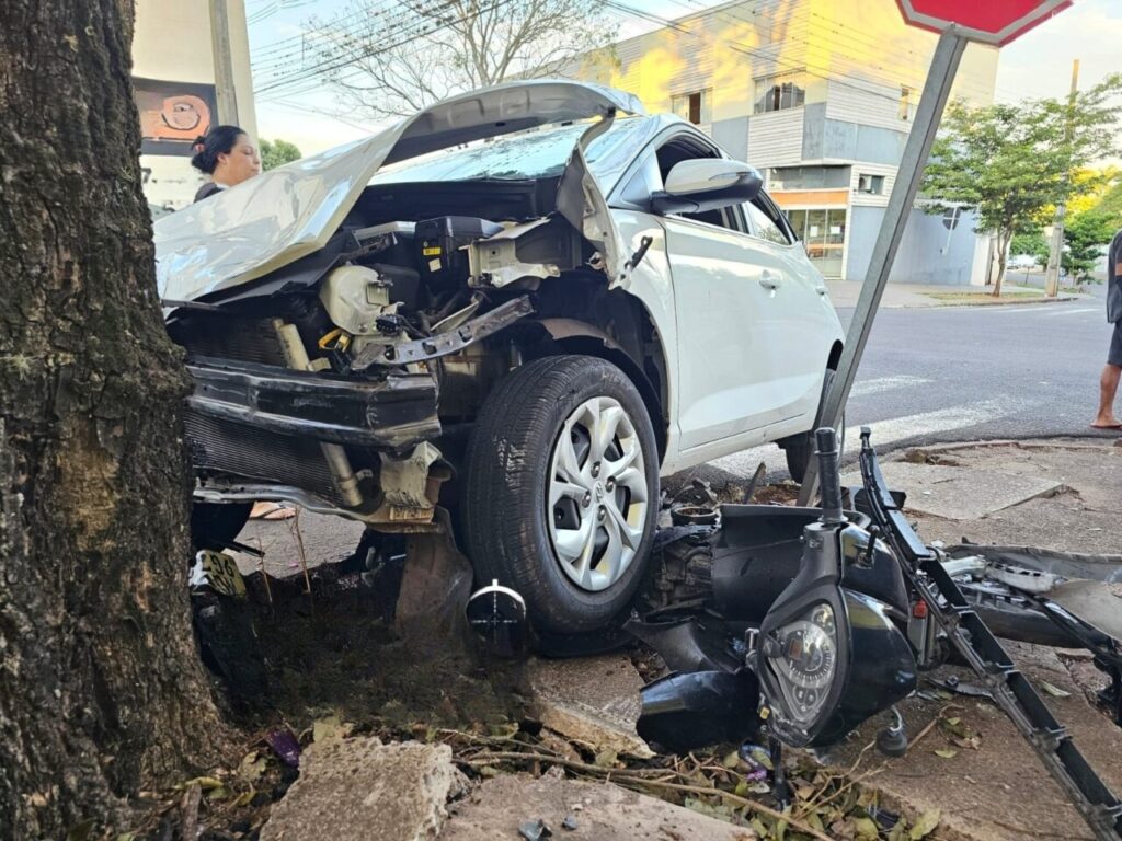 motorista-com-suspeita-de-embriaguez-avanca-preferencial-e-bate-em-moto-em-maringa-piloto-ficou-gravemente-ferido-5-transformed