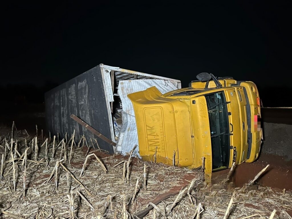 caminhao-com-carga-de-acucar-tomba-em-maringa-transformed (1)