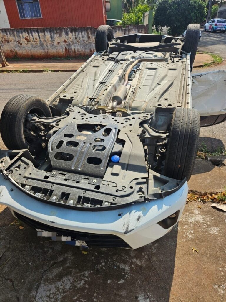 carro-capota-apos-colisao-em-maringa-e-deixa-uma-pessoa-ferida-4-transformed