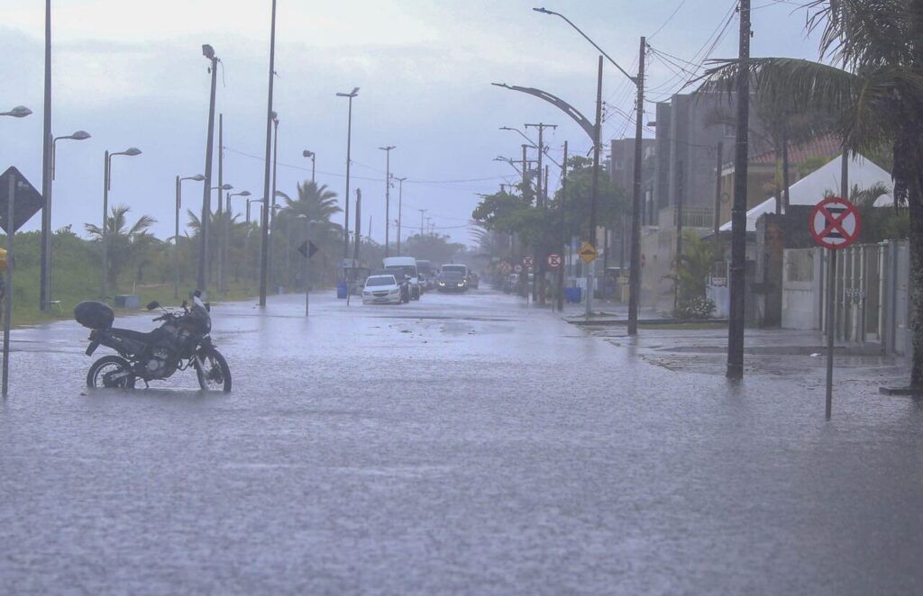 tempestades e chuvas intensas são previstas para o Paraná