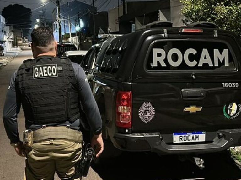 Vídeo árvore cai e atinge caminhonete em movimento no centro de Maringá (3)