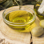 azeite-e-azeitonas-organicas-de-close-up
