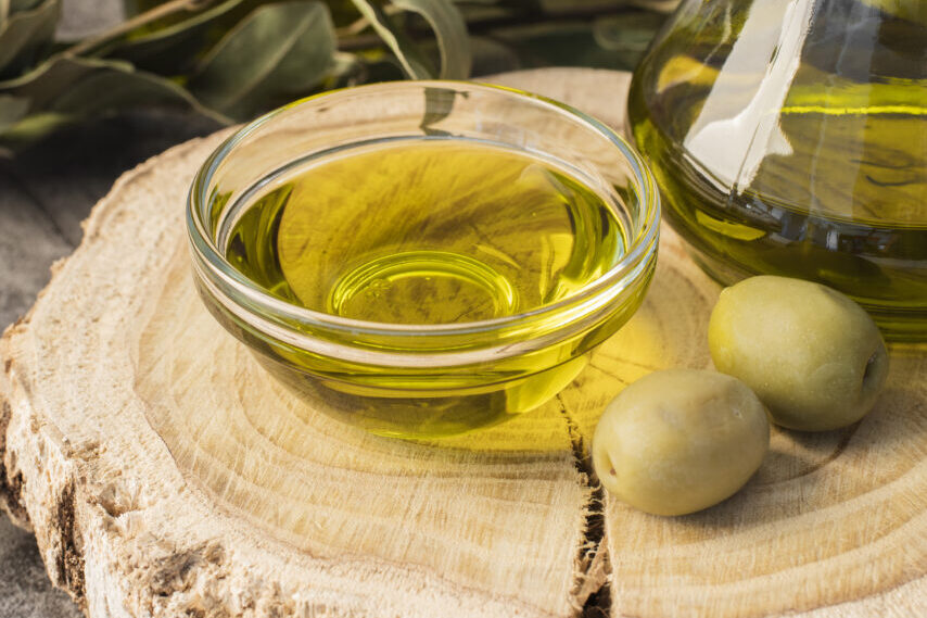azeite-e-azeitonas-organicas-de-close-up