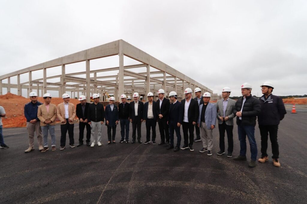 comitiva visita fábrica