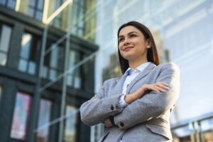 mulher-de-negocios-posando-com-os-bracos-cruzados-na-cidade