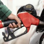 homem-no-posto-de-gasolina-com-o-carro-de-perto