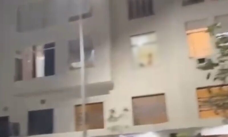 Casal foi flagrado mantendo fazendo sexo na janela de um apartamento em Copacabana, na zona sul da capital fluminense.