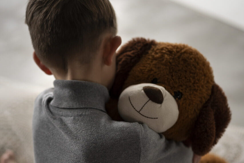 imagem-nao-explicita-de-abuso-de-criancas