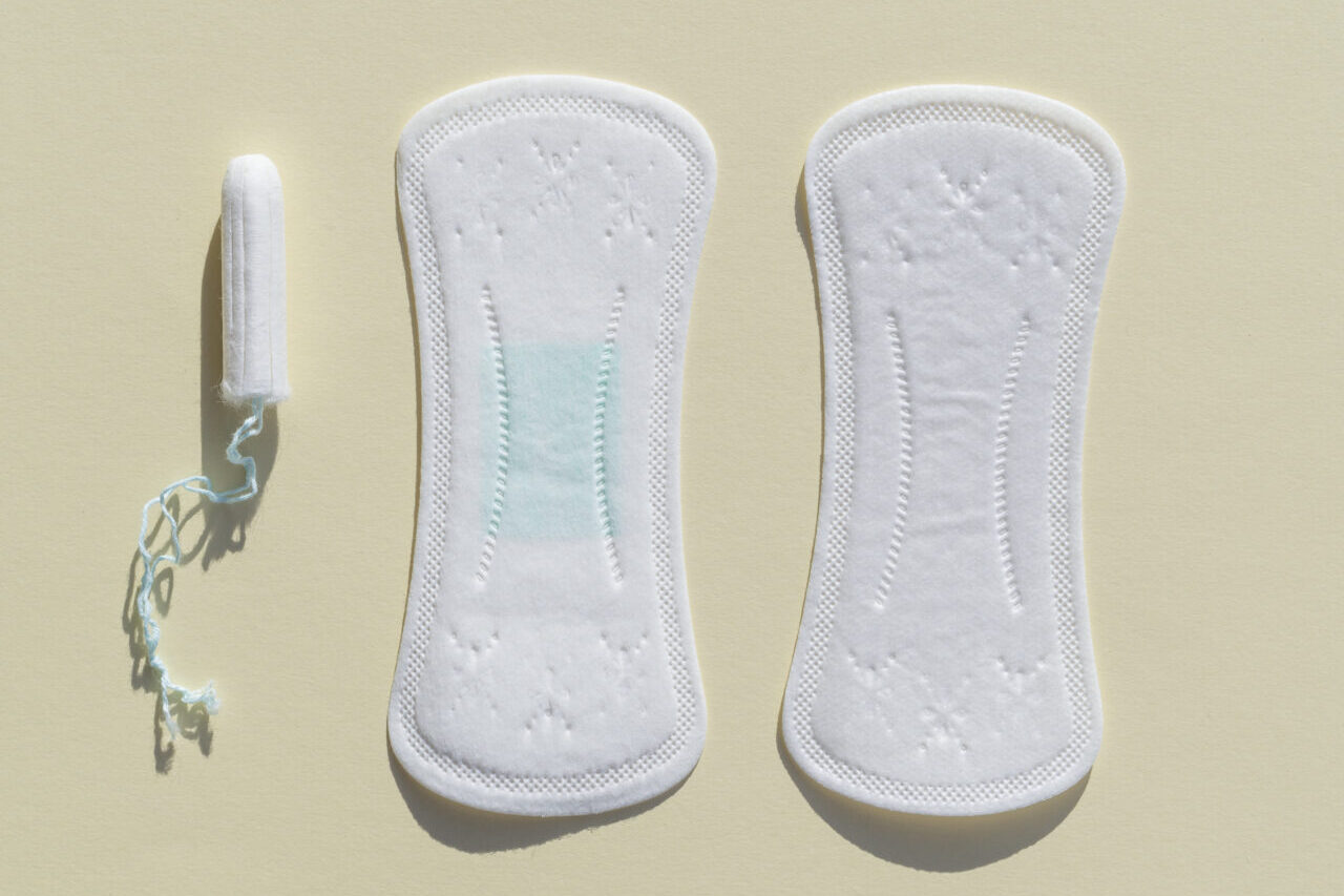 vista-superior-varios-absorventes-higienicos-e-tampao