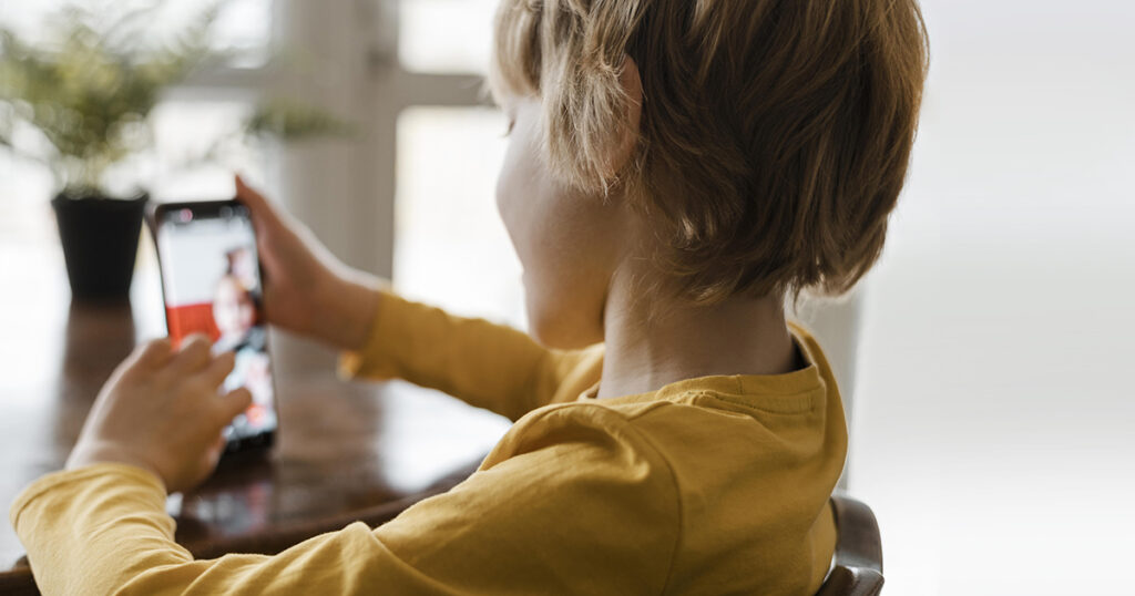 20250213_crianca_smartphone_celular