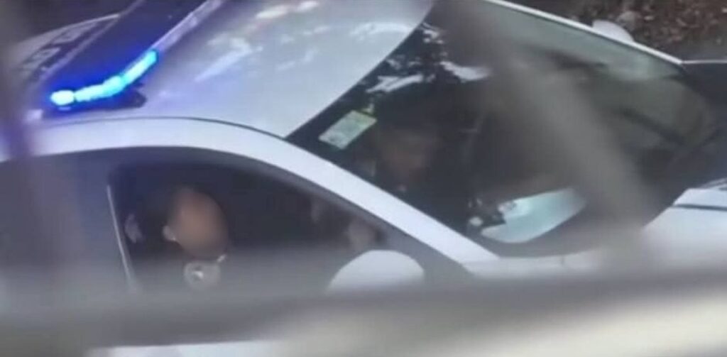 Imagens mostram dois policiais uniformizados fazendo sexo dentro de uma viatura da corporação, em plena luz do dia