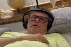 Carlos-compartilha-video-de-Bolsonaro-solucando-Doloroso-demais